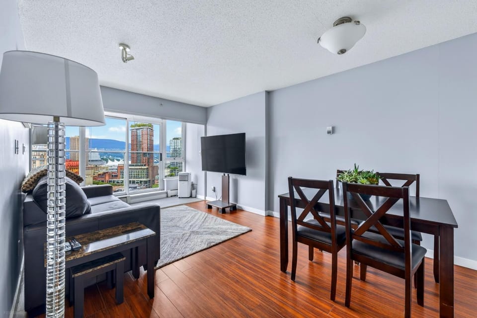 Communal lounge/ TV room, TV and multimedia, Living room, Seating area, Dining area, Evening entertainment