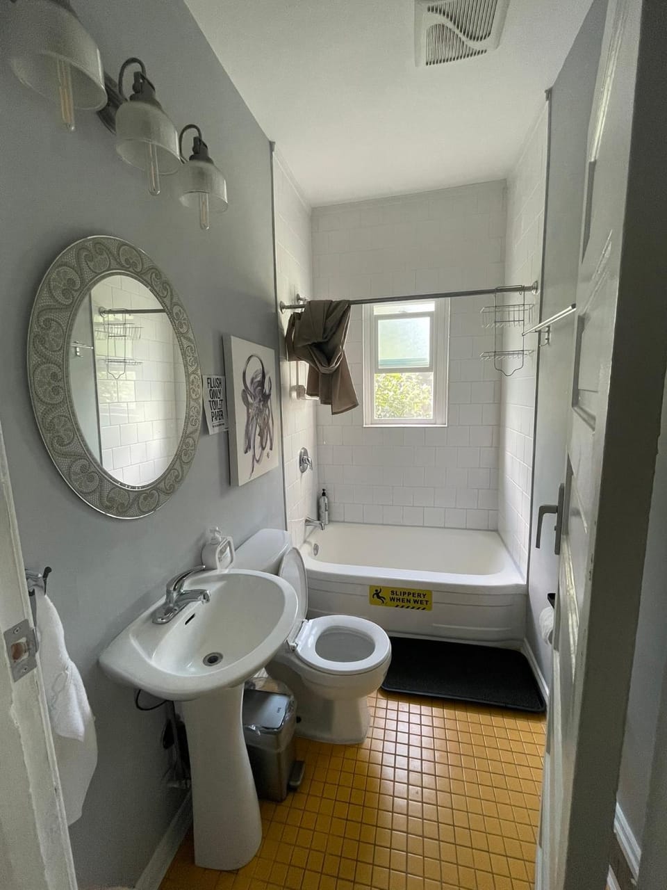 3 twin beds 230sf can fit 3 people Vacation rental in Vancouver