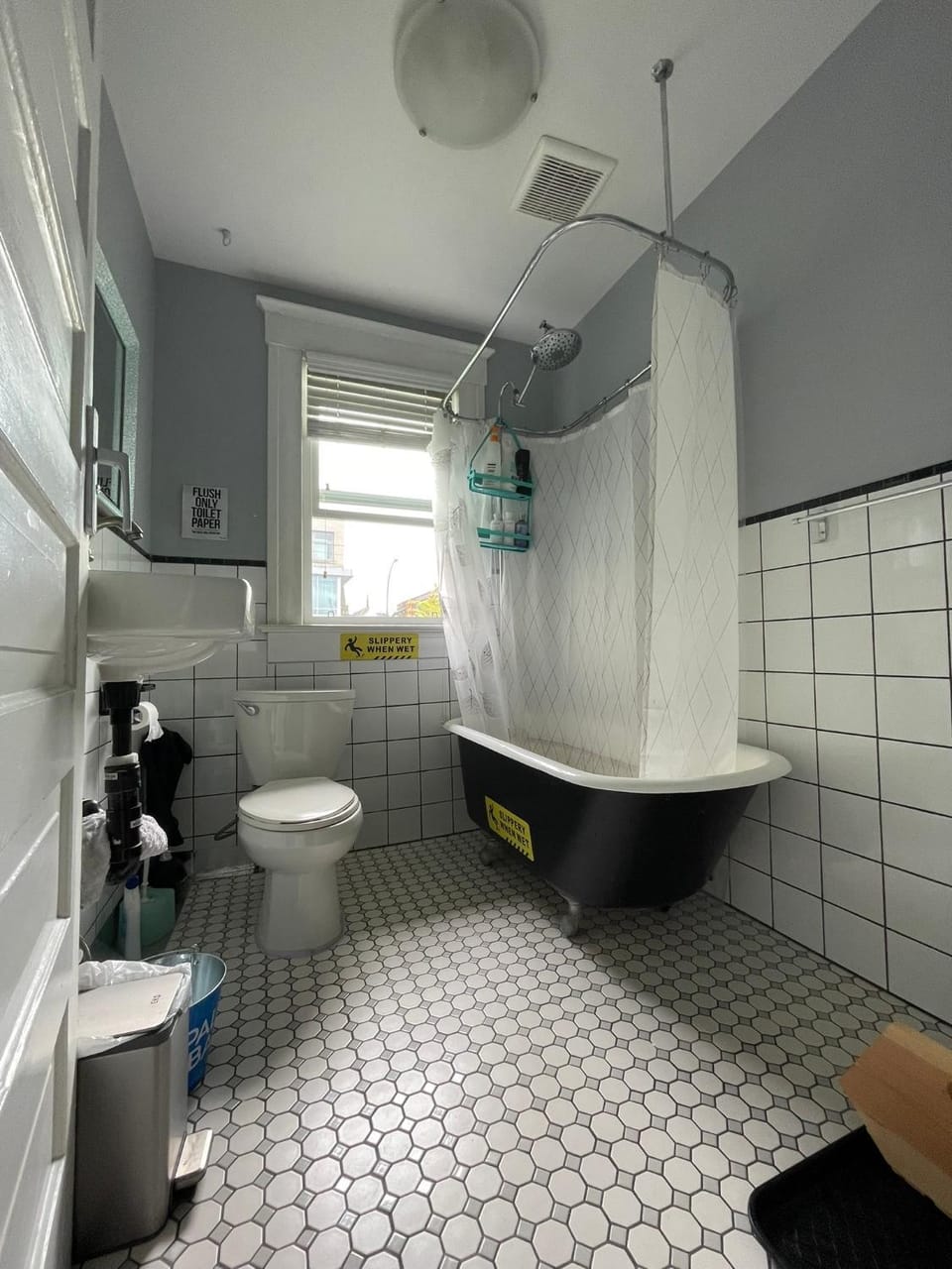 3 twin beds 230sf can fit 3 people Vacation rental in Vancouver