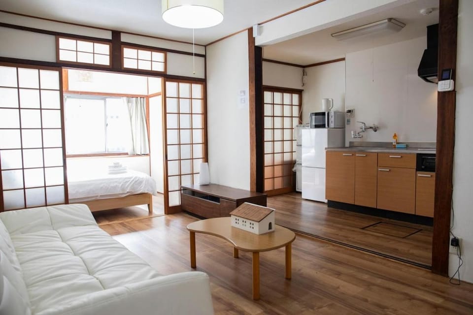 東順天下茶屋 Apartment in Osaka