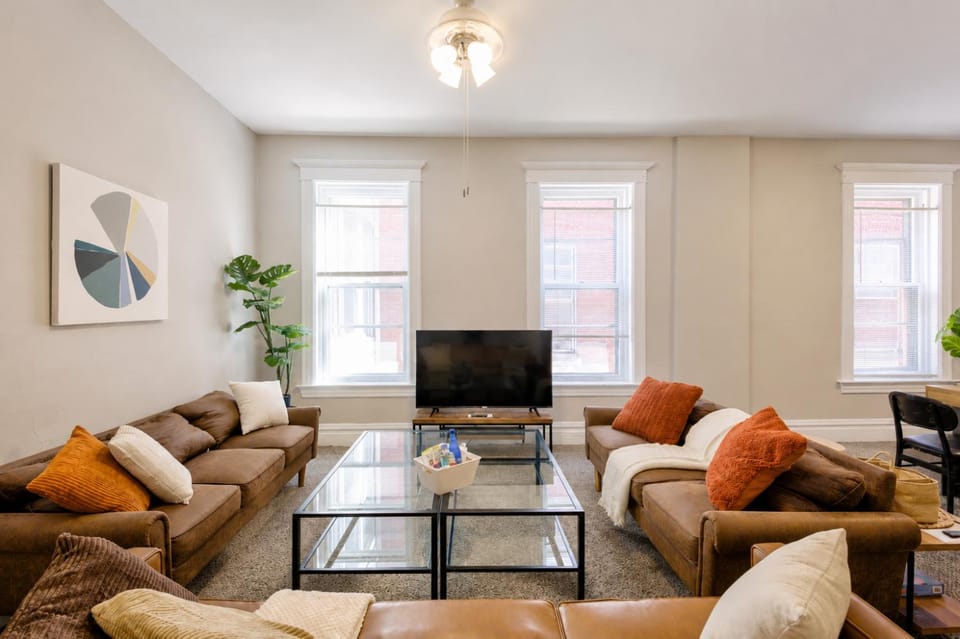 Communal lounge/ TV room, TV and multimedia, Living room, Seating area, Evening entertainment