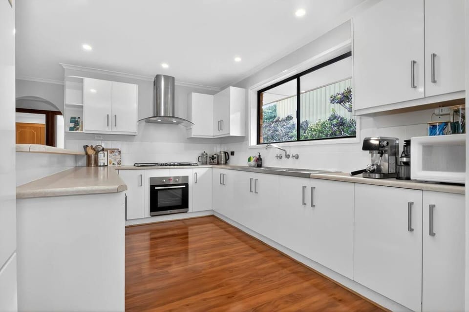 Coffee/tea facilities, Kitchen or kitchenette, oven, stove