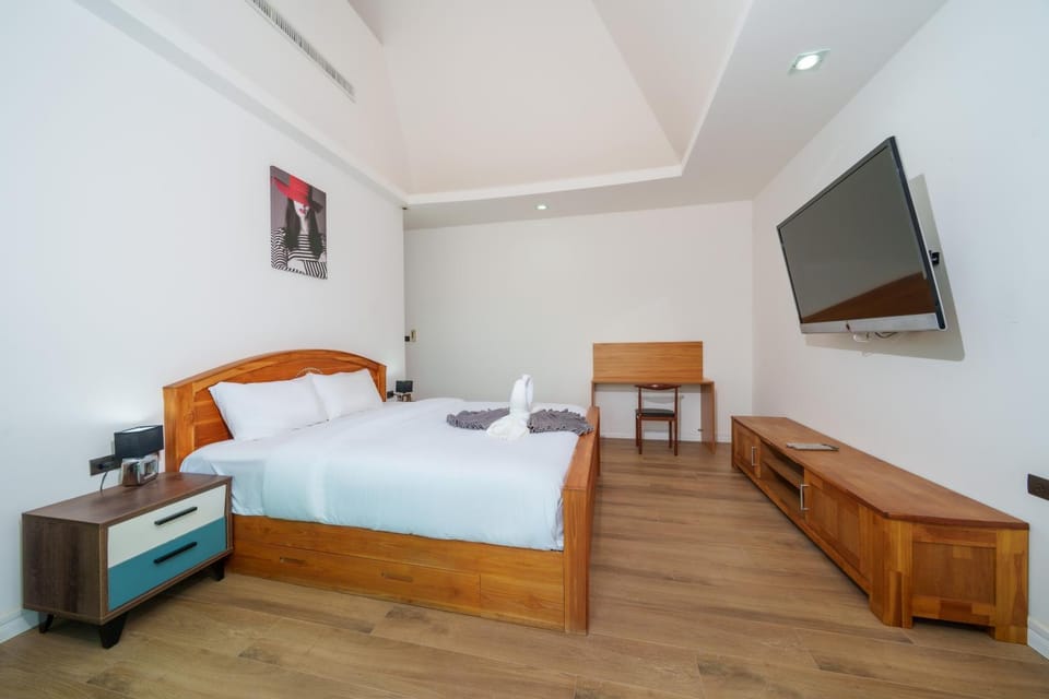 BangTao Brand New 5-Bedroom Garden Villa 800 sqm of Spacious Space Private Outdoor Pool Jacuzzi Pool Villa in Choeng Thale