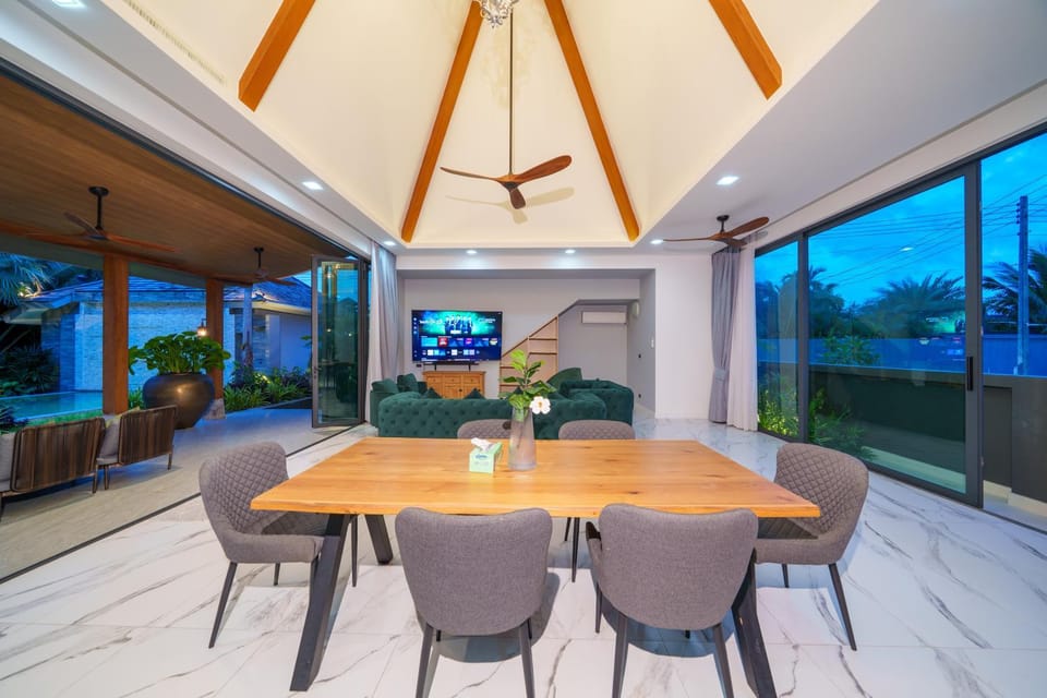 BangTao Brand New 5-Bedroom Garden Villa 800 sqm of Spacious Space Private Outdoor Pool Jacuzzi Pool Villa in Choeng Thale