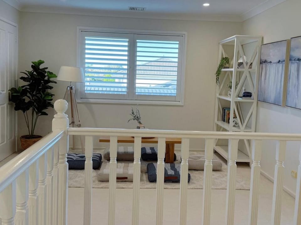 5 Mins Walk to Beach, Large 5BR, 3 Bathrooms House House in Swansea