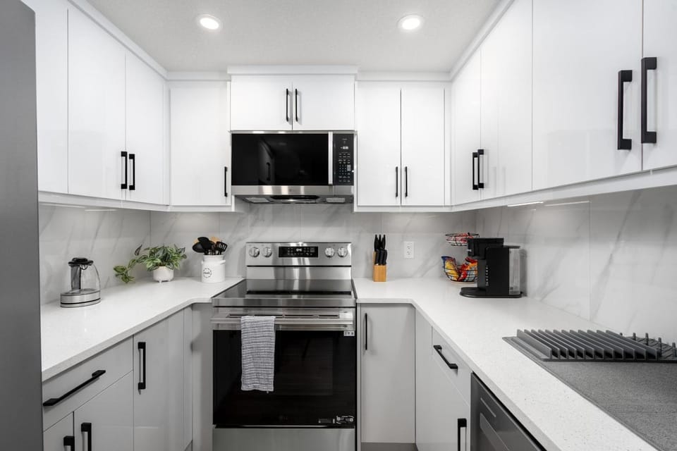 Coffee/tea facilities, Kitchen or kitchenette, dishwasher, oven, stove, toaster