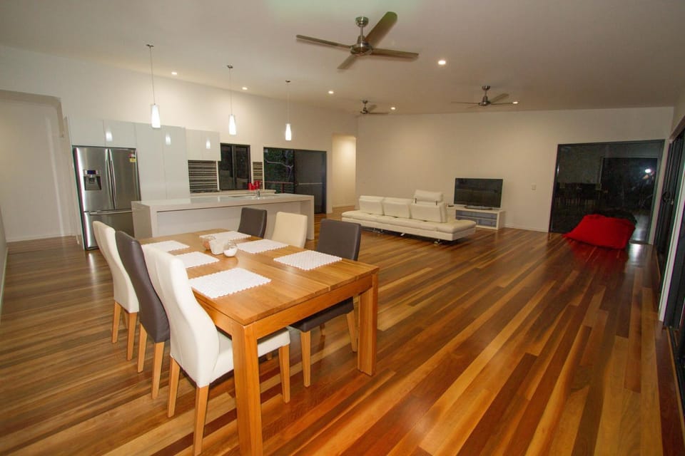 TV and multimedia, Kitchen or kitchenette, Living room, Seating area, Dining area