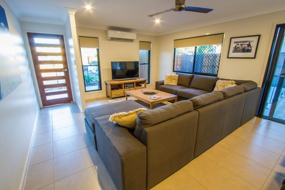 TV and multimedia, Living room, Seating area, air conditioner