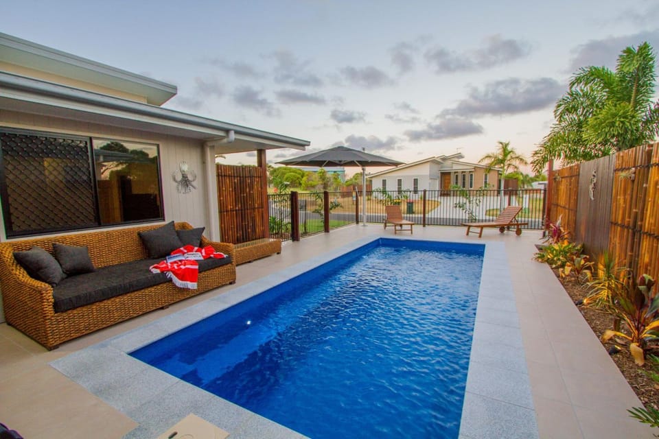 Pool view, Swimming pool, sunbed