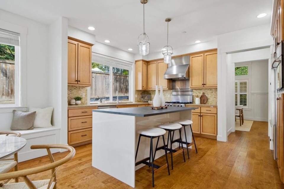 Modern House w/ Large Backyard in Kirkland Central House in Kirkland