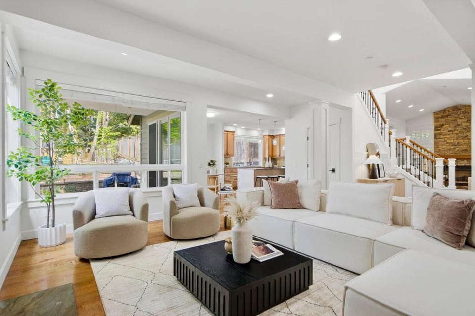 Modern House w/ Large Backyard in Kirkland Central House in Kirkland