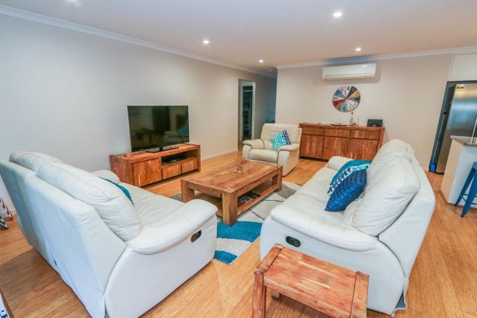 TV and multimedia, Living room, Seating area, air conditioner