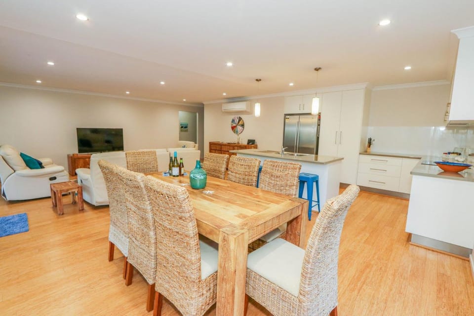 TV and multimedia, Living room, Seating area, Dining area, kitchen