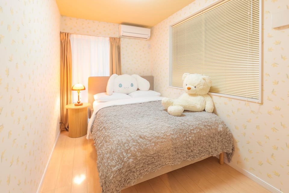 4 Bedrooms Vacation house for 8, Limousine bus to Haneda Airport, Direct bus to Disney, Free Parking available, 5-minute walk to the station , 2 toilets, 70inch TV House in Japan