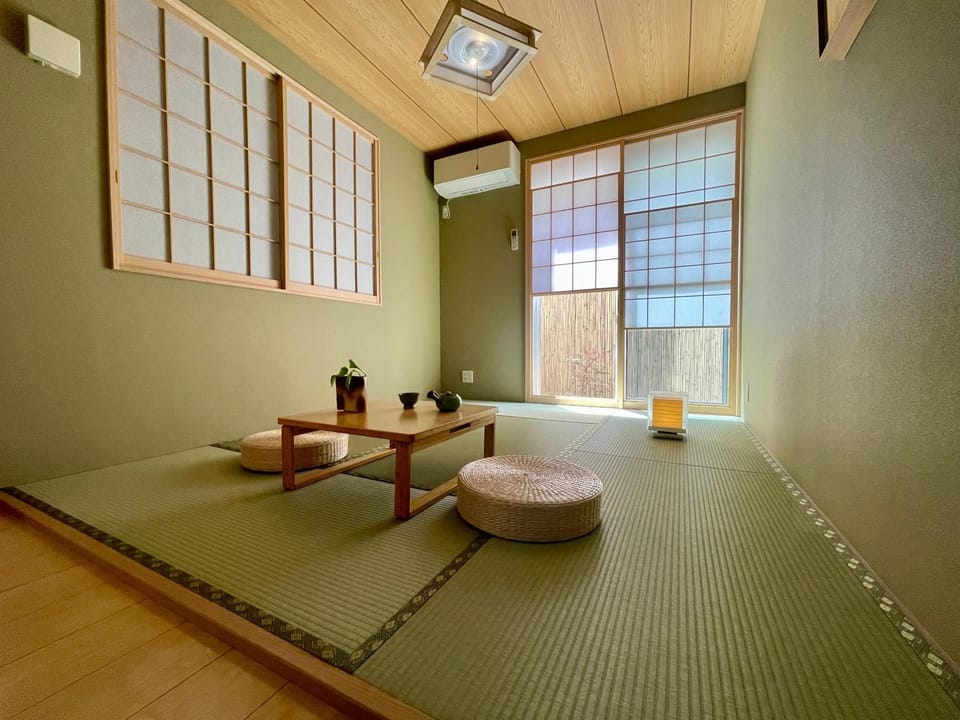 4 Bedrooms Vacation house for 8, Limousine bus to Haneda Airport, Direct bus to Disney, Free Parking available, 5-minute walk to the station , 2 toilets, 70inch TV House in Japan