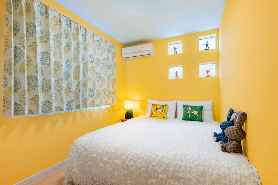 4 Bedrooms Vacation house for 8, Limousine bus to Haneda Airport, Direct bus to Disney, Free Parking available, 5-minute walk to the station , 2 toilets, 70inch TV House in Japan