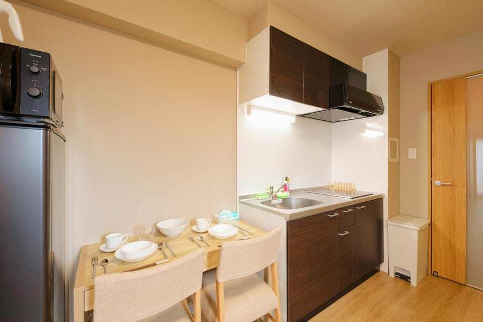 Kitchen or kitchenette, Dining area, minibar, stove