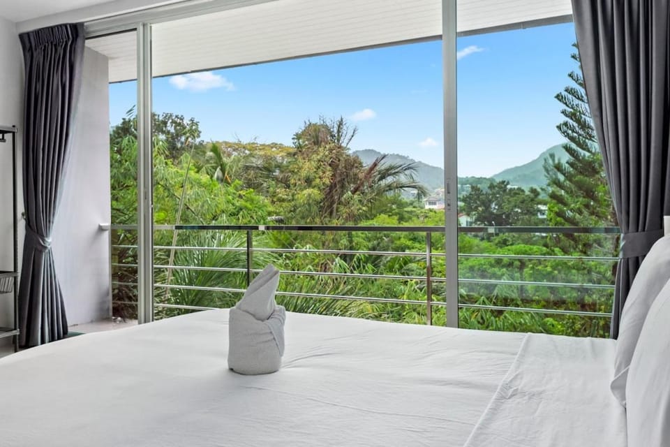 Family & Group Retreat with Golf Course View V330 Villa in Kathu