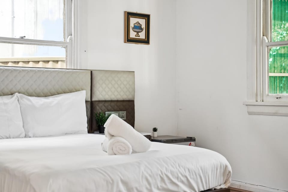 Double Bed Room - Easy Commute to Hurstville Station - Shared Bathroom Bed and Breakfast in Sydney