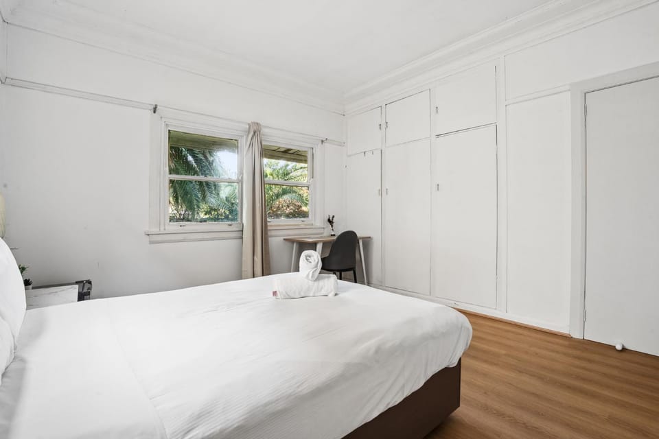 Double Bed Room - Easy Commute to Hurstville Station - Shared Bathroom Bed and Breakfast in Sydney