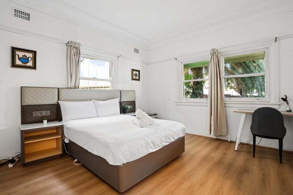 Double Bed Room - Easy Commute to Hurstville Station - Shared Bathroom Bed and Breakfast in Sydney