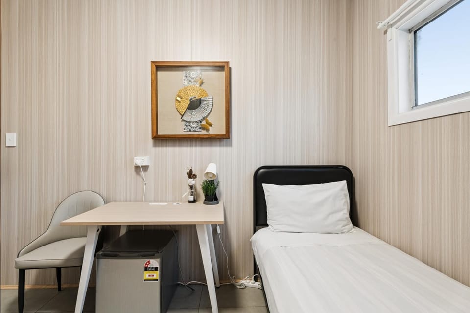 Single Bed Room - Easy Commute to Hurstville Station - Shared Bathroom Bed and Breakfast in Sydney
