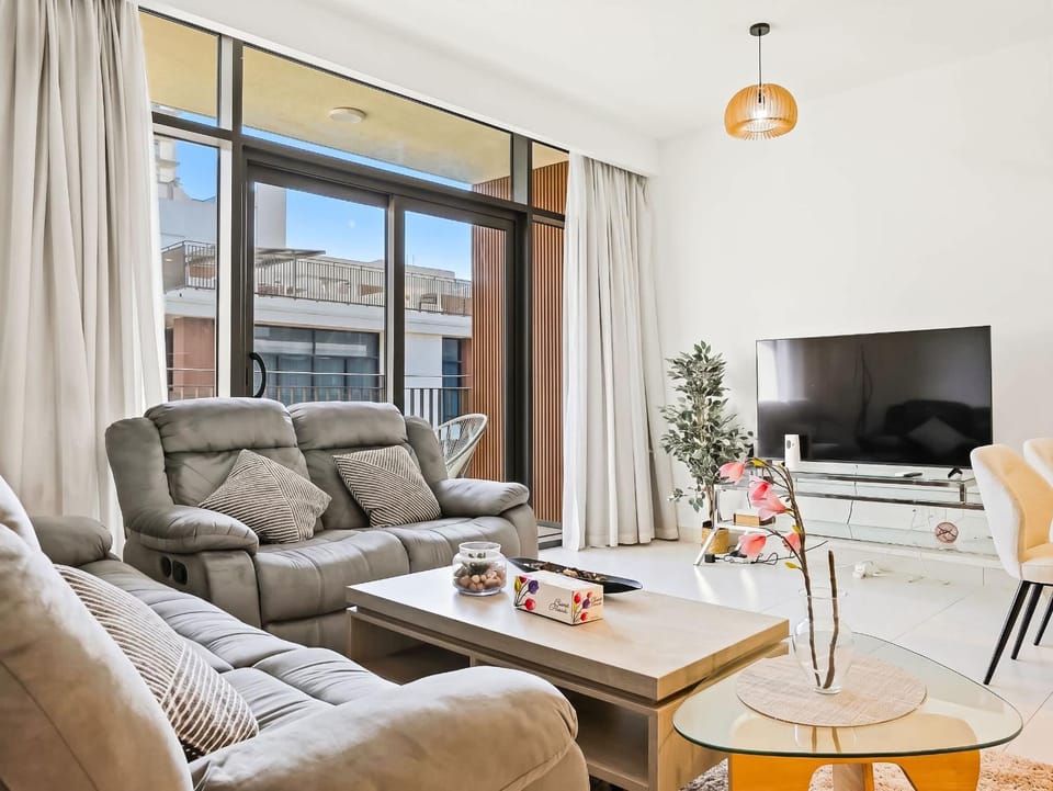 Communal lounge/ TV room, TV and multimedia, Living room, Seating area, Evening entertainment