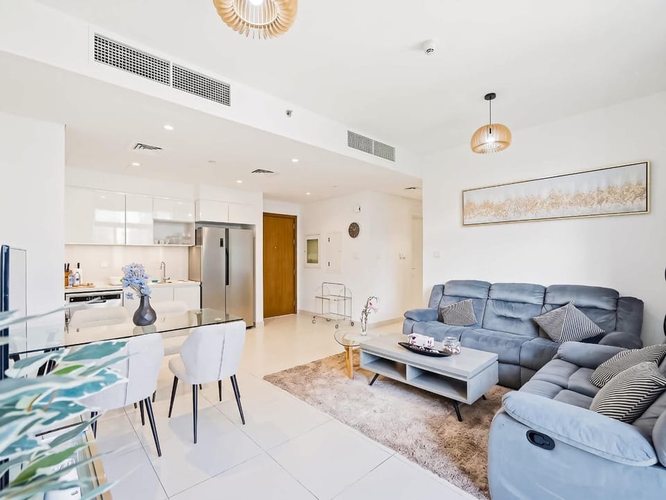 TV and multimedia, Kitchen or kitchenette, Living room, Seating area, air conditioner