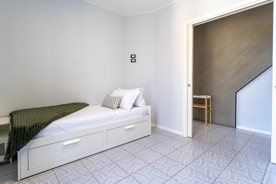 Bed, Bedroom, internet, air conditioner