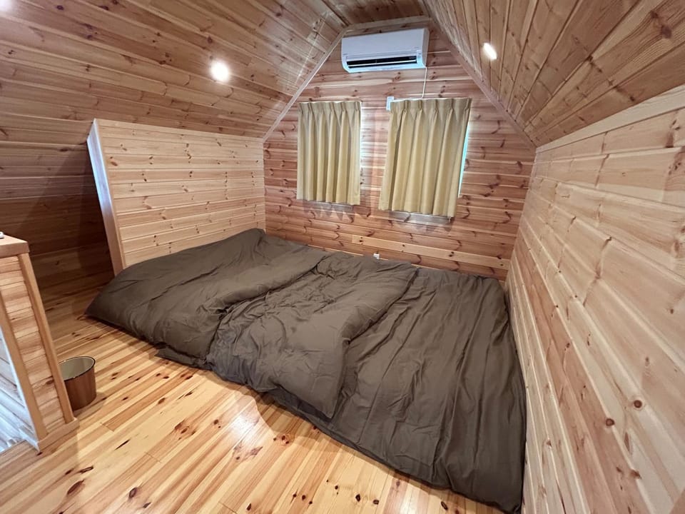 Photo of the whole room, air conditioner