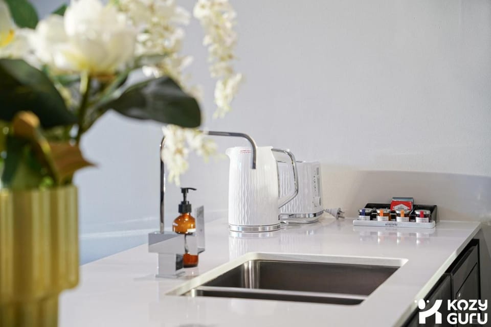 KozyGuru | Stylish 2BR Apt & Parking North Sydney Apartment in Sydney