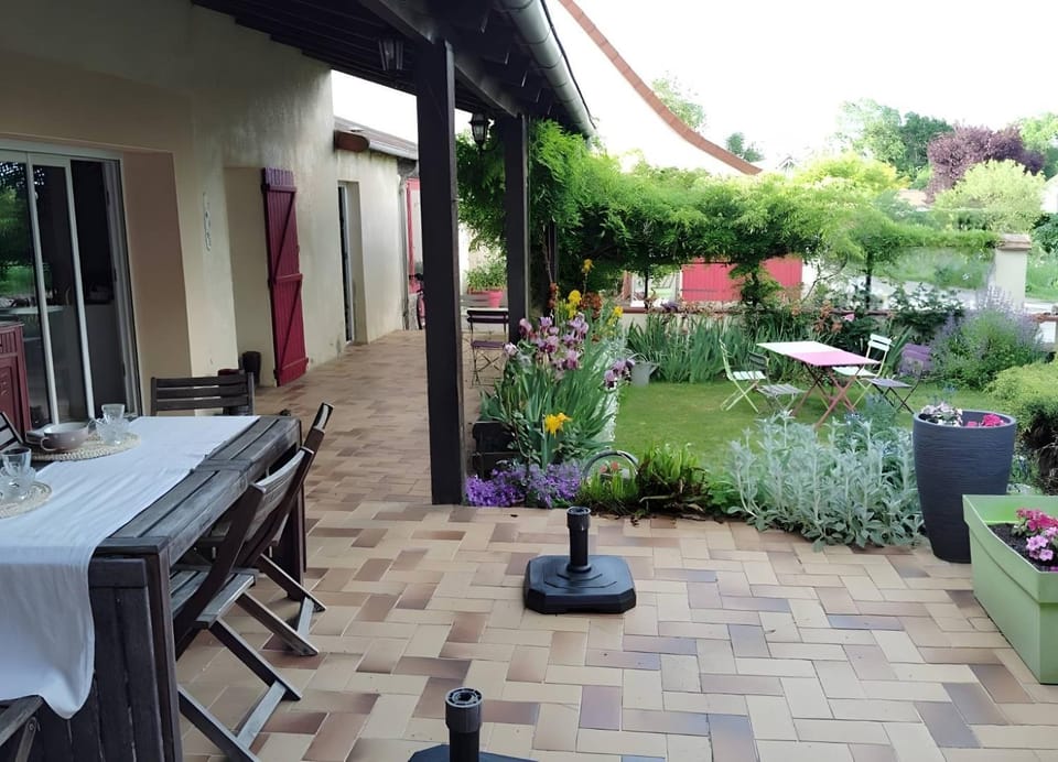 Property building, Balcony/Terrace, Living room