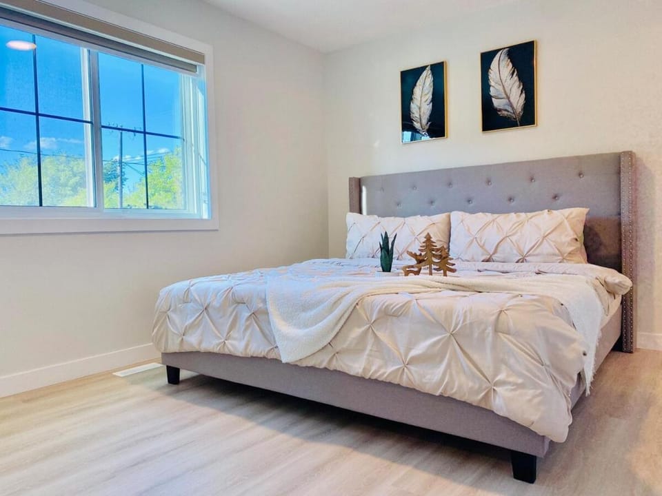 Brand New BUDGET Living Downtown 5 Mins Sleep 6 House in Edmonton