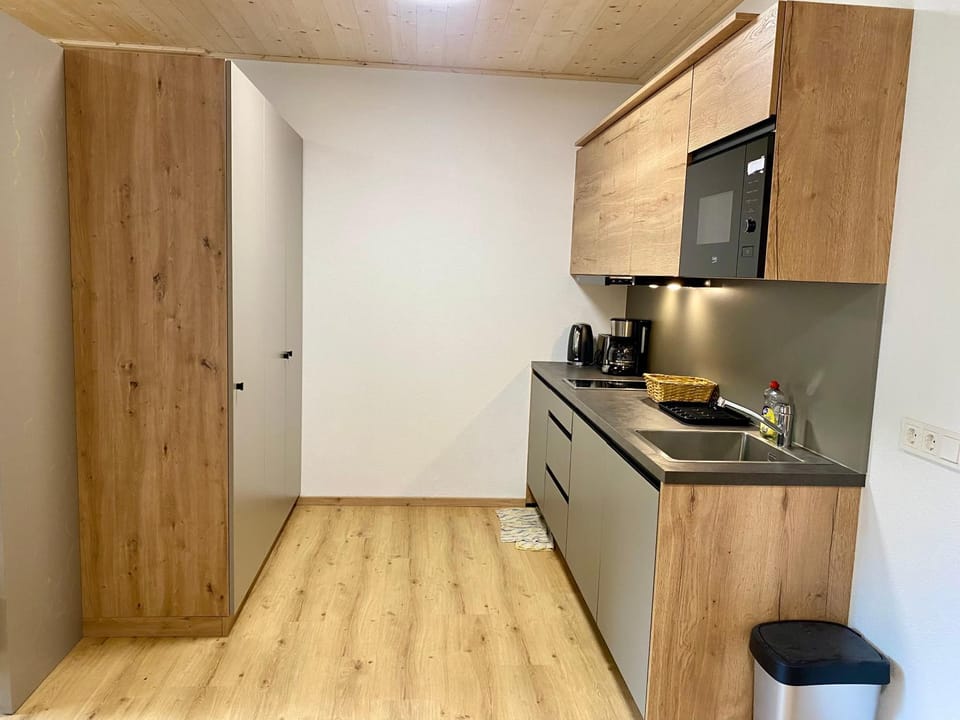 Coffee/tea facilities, Kitchen or kitchenette, oven, stove