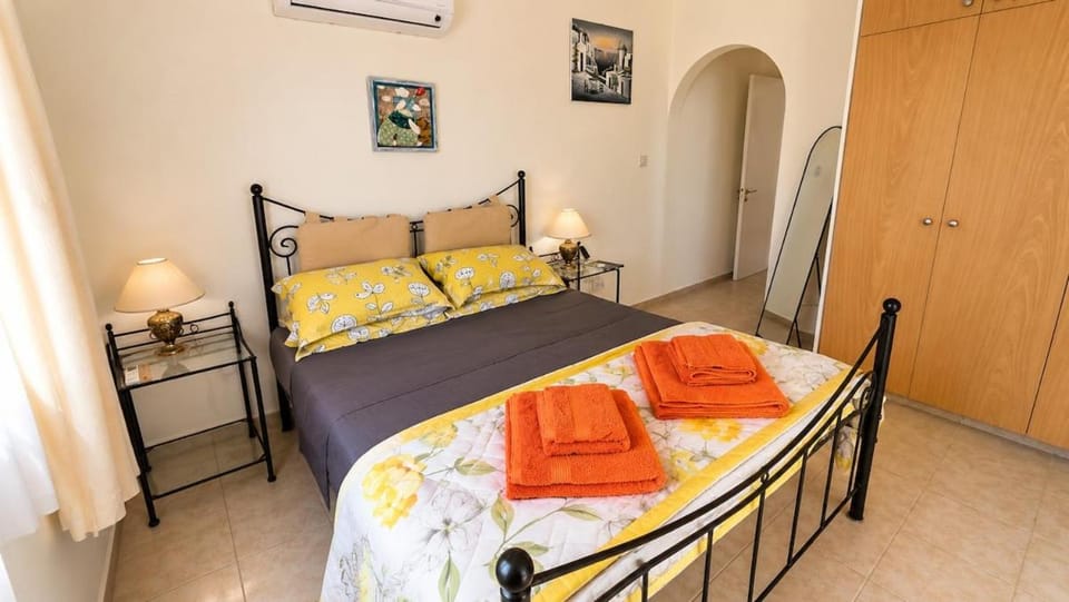 Stylish 3 bedroom villa with sea views in Peyia Villa in Peyia