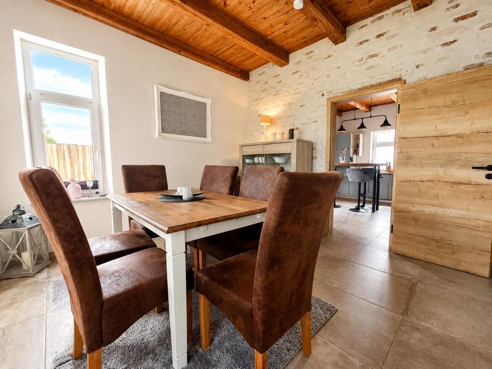 Seating area, Dining area