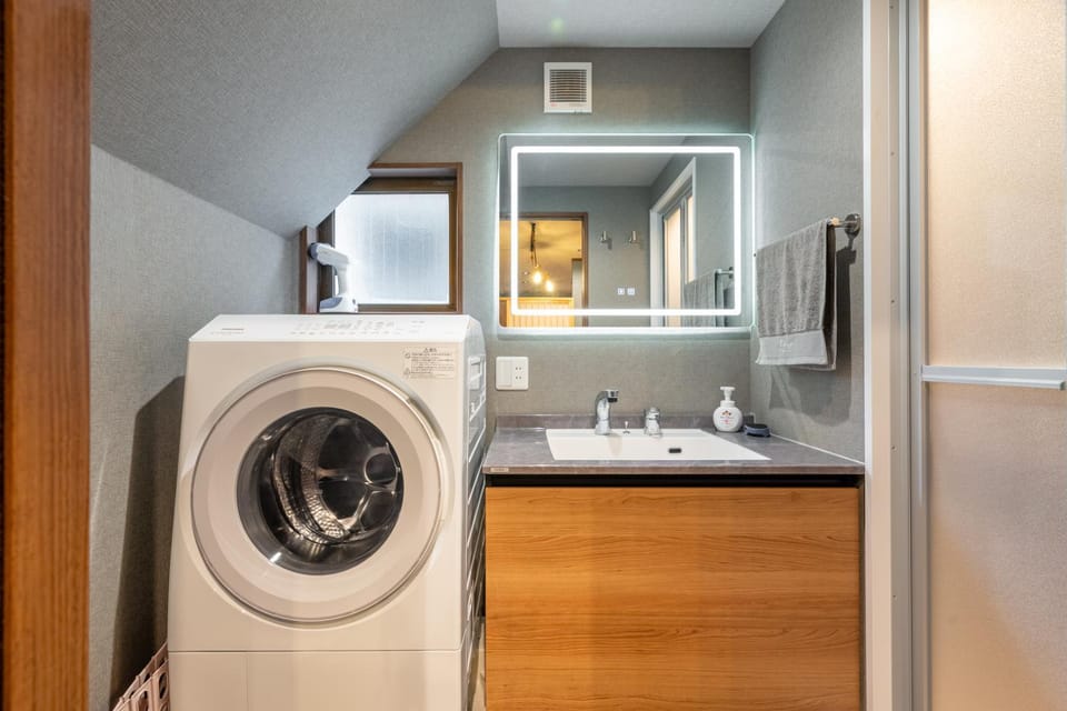 3 Bedrooms House for 6, Limousine bus to Haneda Airport, Direct bus to Disney, 2-minute walk to the station, 2 toilets, Netflix House in Japan