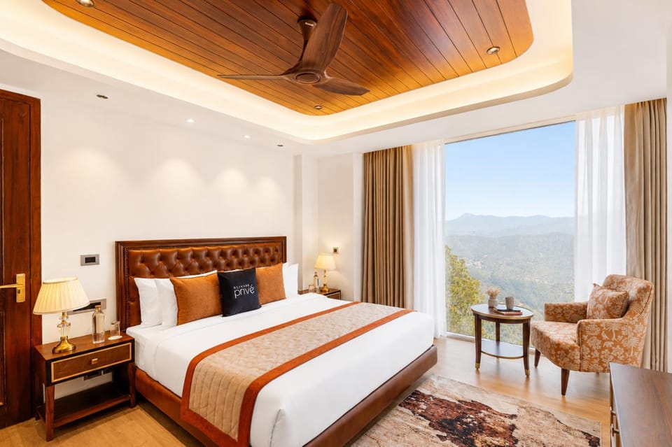 ELIVAAS Signature The Royce Silver Oak Imperial Refined Pet-Friendly 4-BHK Apartment With Sky Deck, Shared Pool, and Clubhouse Apartment in Himachal Pradesh
