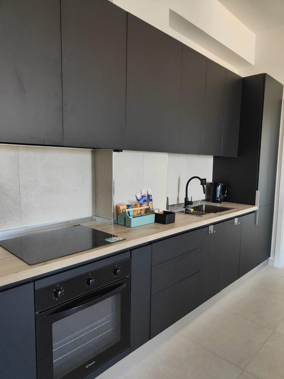 Coffee/tea facilities, heating, internet, oven, stove, kitchen, air conditioner