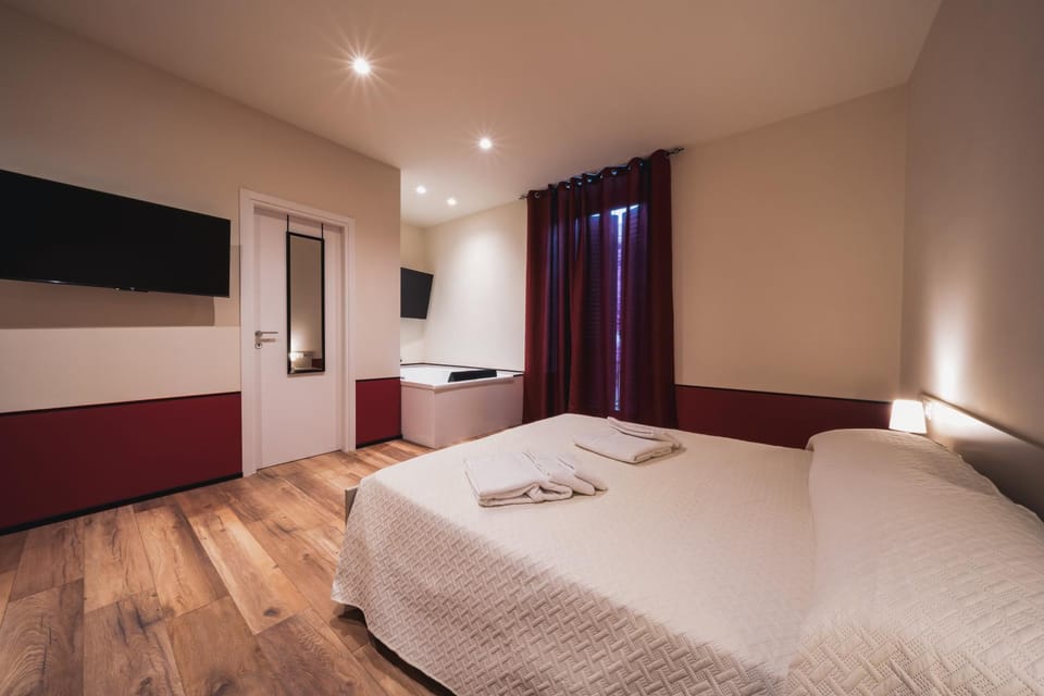 Bed, Hot Tub, TV and multimedia, Photo of the whole room, Bedroom