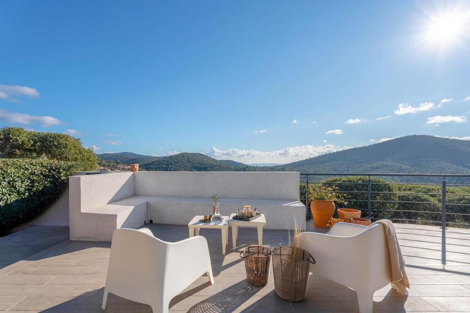 Villa 10p Vue Mer Colline Grande Piscine Dépendance Villa in La Londe-les-Maures
