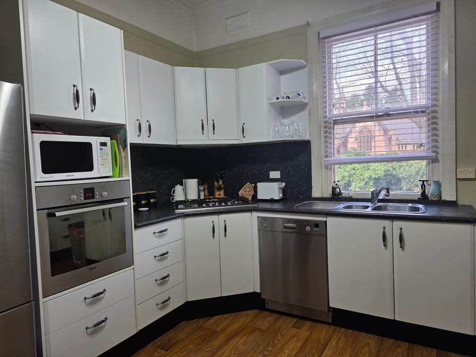 The Red Manor on Mort Apartment in Lithgow