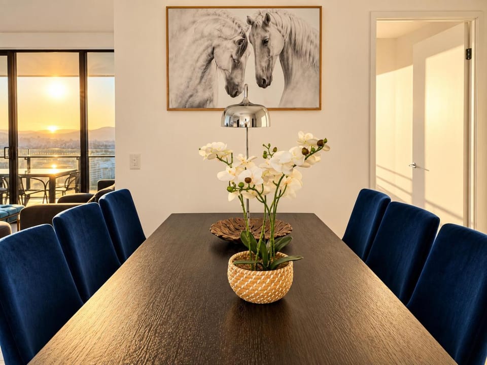 View (from property/room), Balcony/Terrace, Seating area, Dining area, City view, Sunset