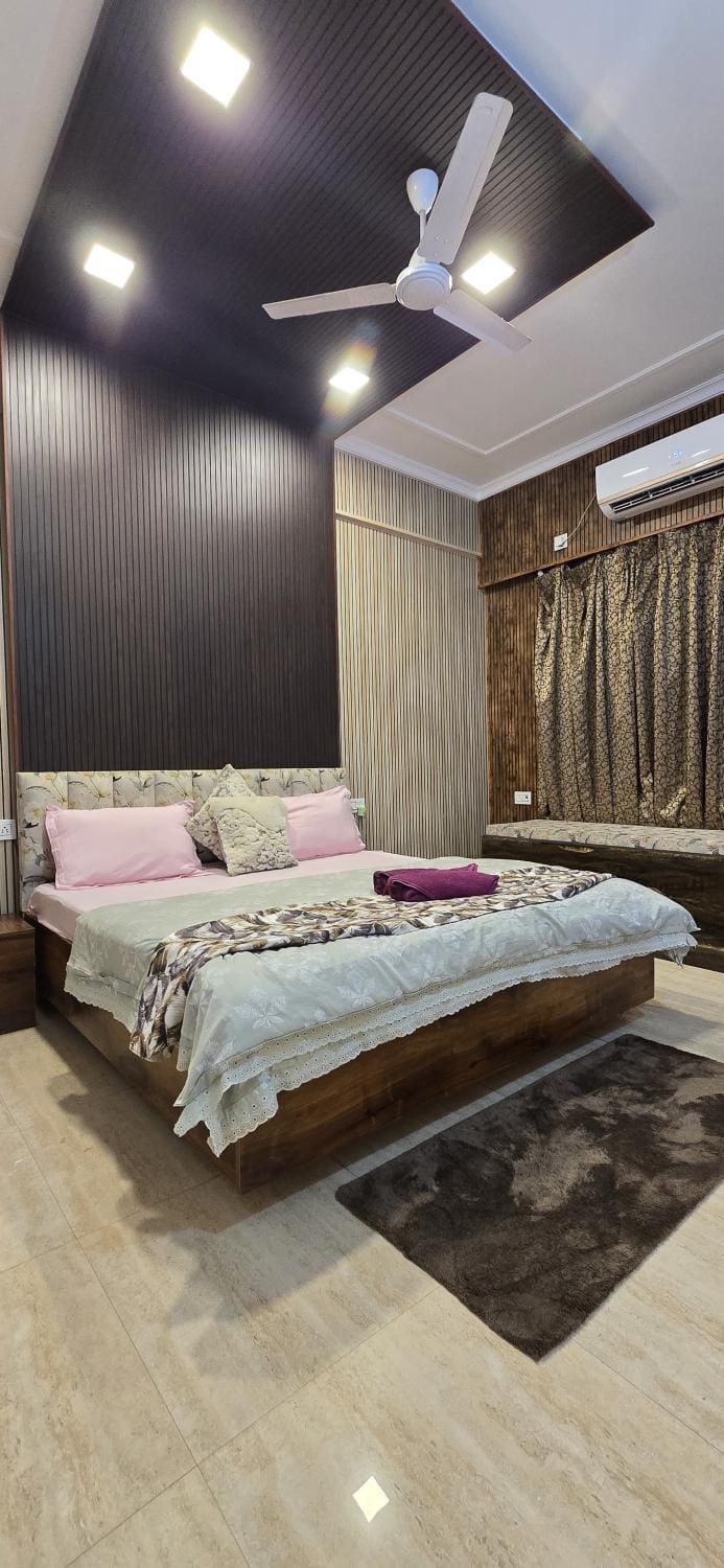Bed, Seating area, Bedroom, towels
