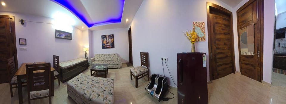 Living room, Seating area, Dining area, Evening entertainment
