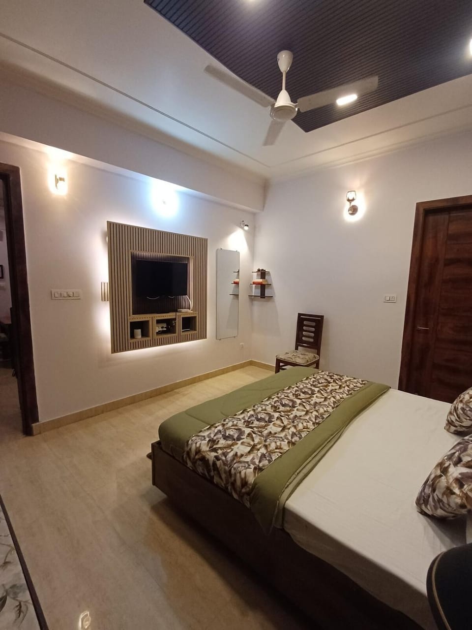 Bed, TV and multimedia, Photo of the whole room, Bedroom