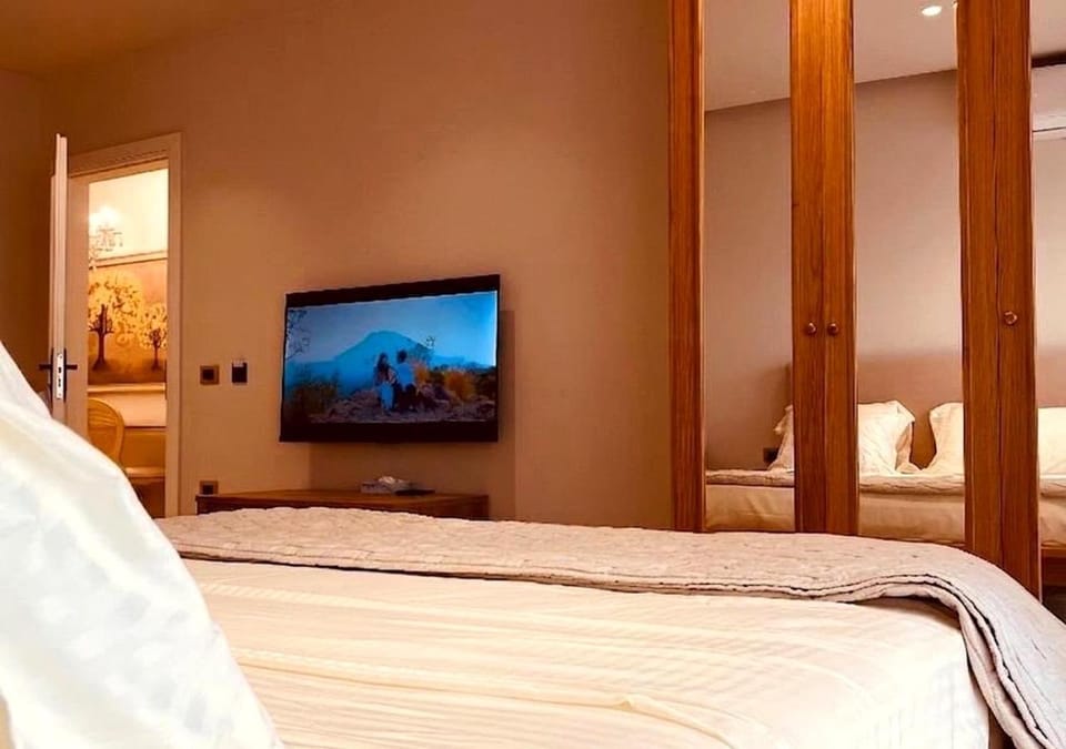 Bed, TV and multimedia, Photo of the whole room, Evening entertainment, Bedroom