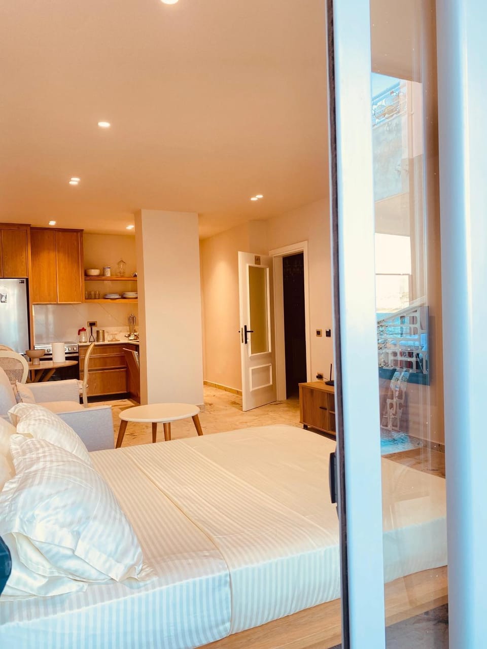 Bed, Kitchen or kitchenette, Living room, Photo of the whole room, Seating area, Dining area, Bedroom