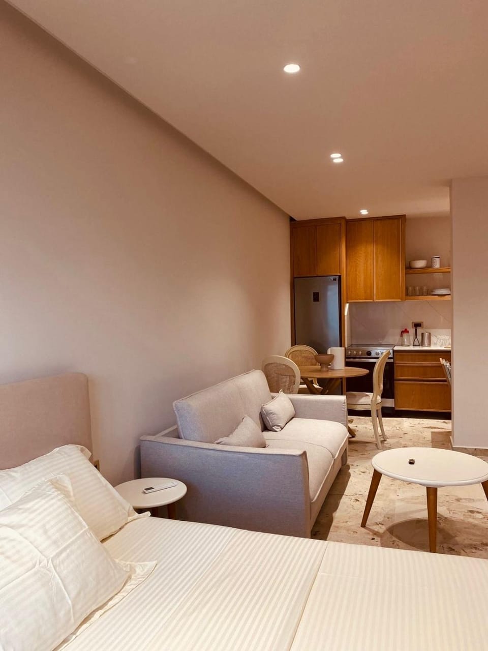Bed, TV and multimedia, Kitchen or kitchenette, Living room, Photo of the whole room, Seating area, Dining area, Bedroom