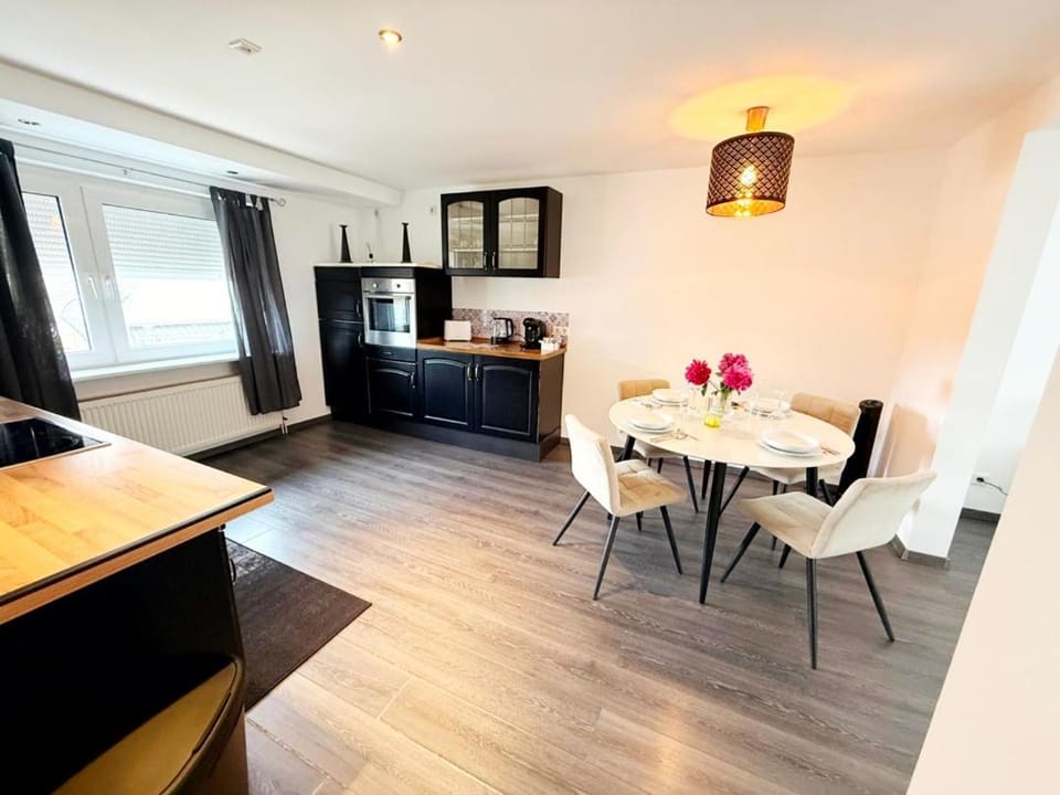 Kitchen or kitchenette, Seating area, kitchen